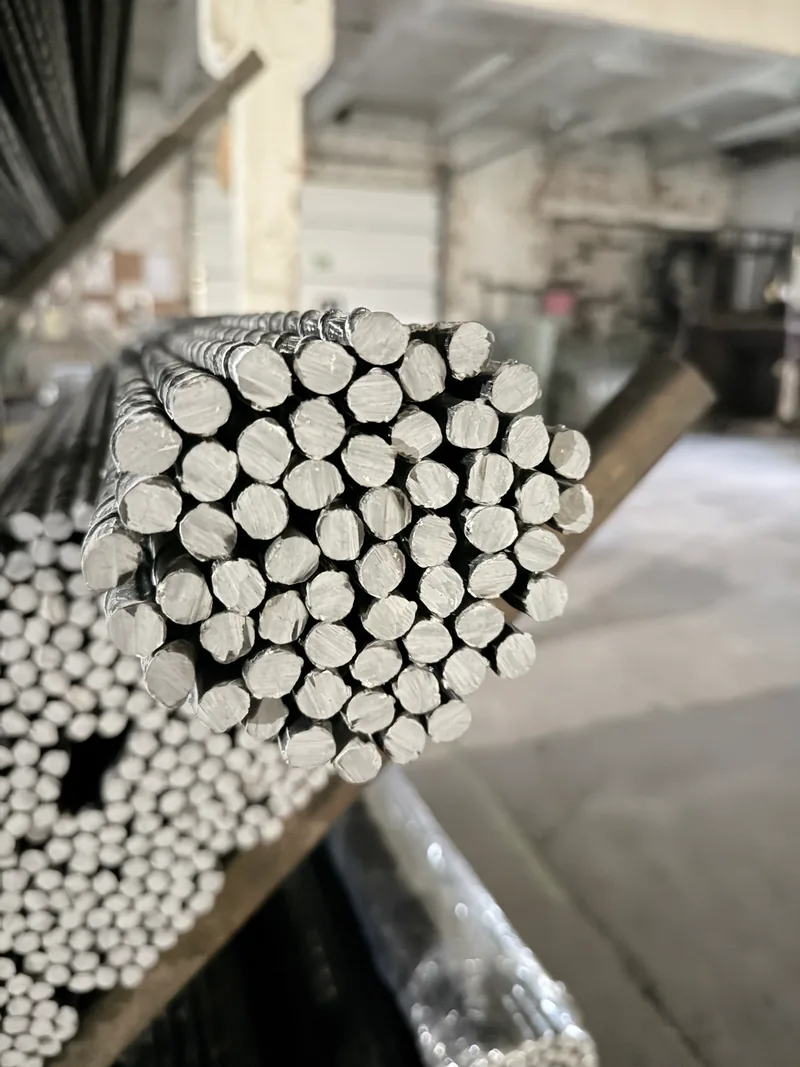 Ändarna på ett paket med 60 glasfiberstolpar
