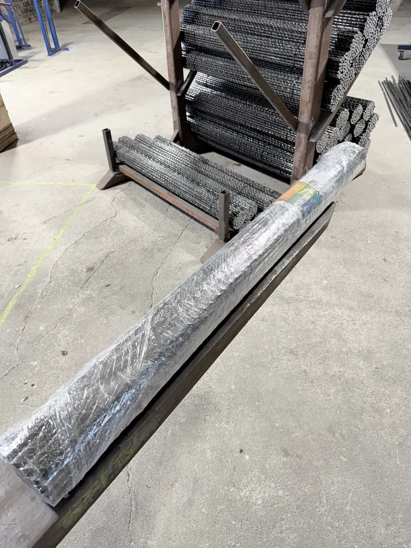 Ett paket med glasfiberstolpar klart för transport