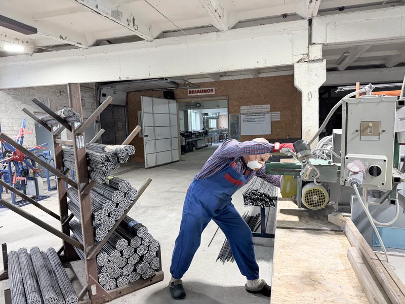 Kapning av glasfiberstavar i ARMATŪRĖs fabrik