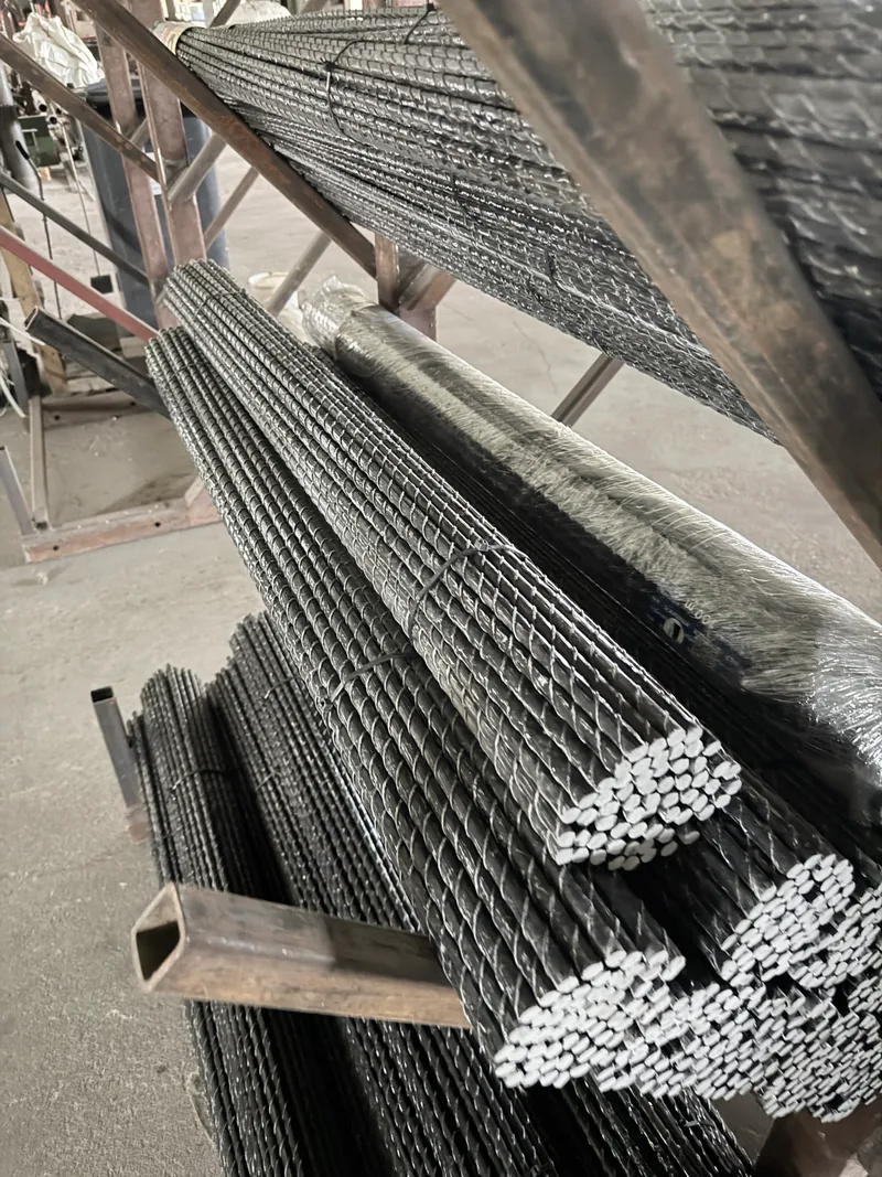 Paket med glasfiberstolpar i fabriken